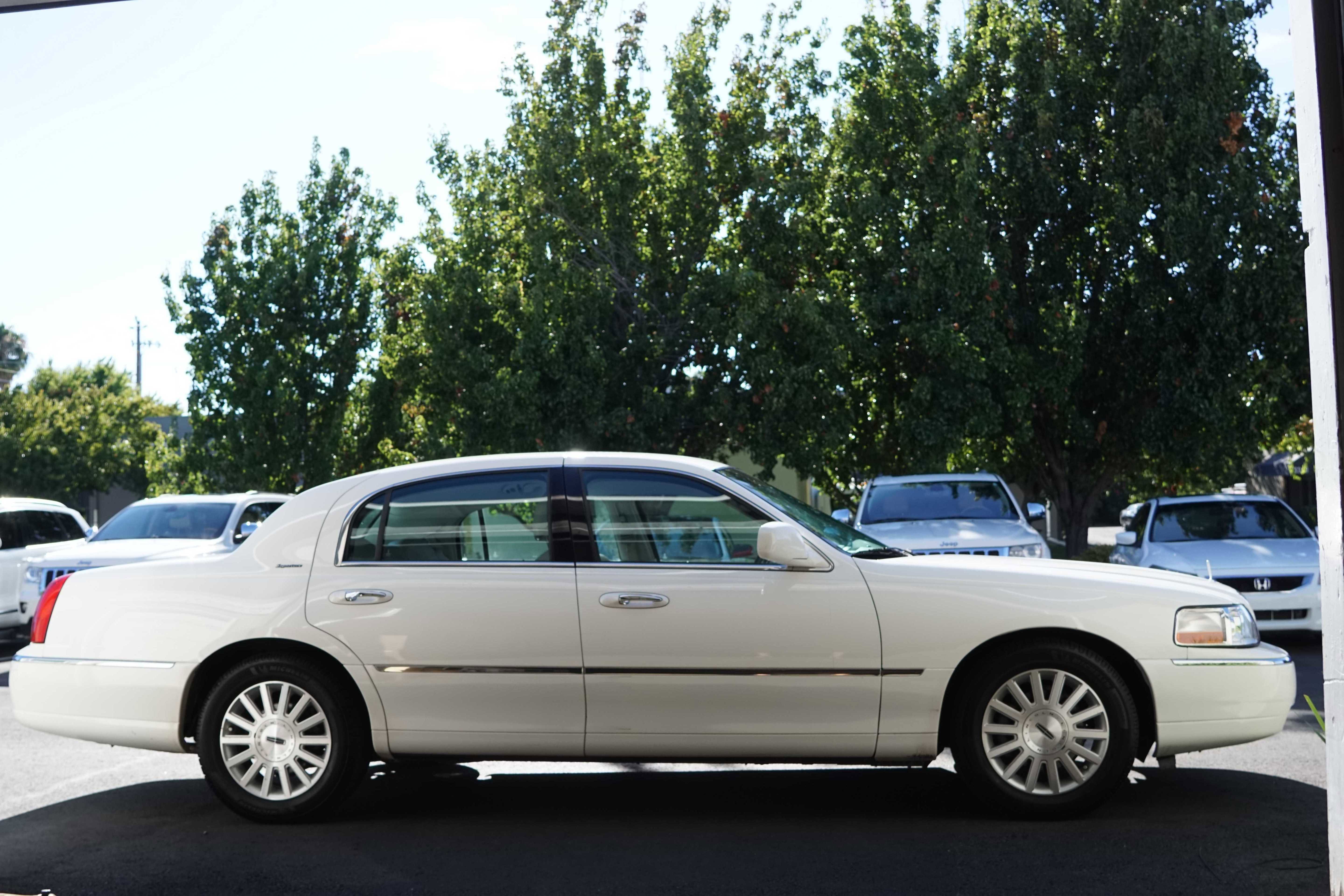 Used 2004 Lincoln Town Car Signature image 9