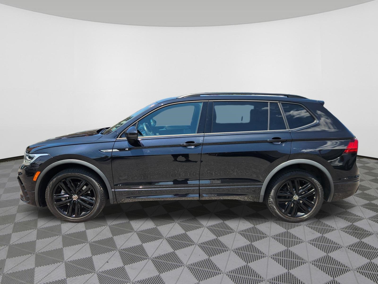 Certified 2022 Volkswagen Tiguan SE R-Line FWD image 5