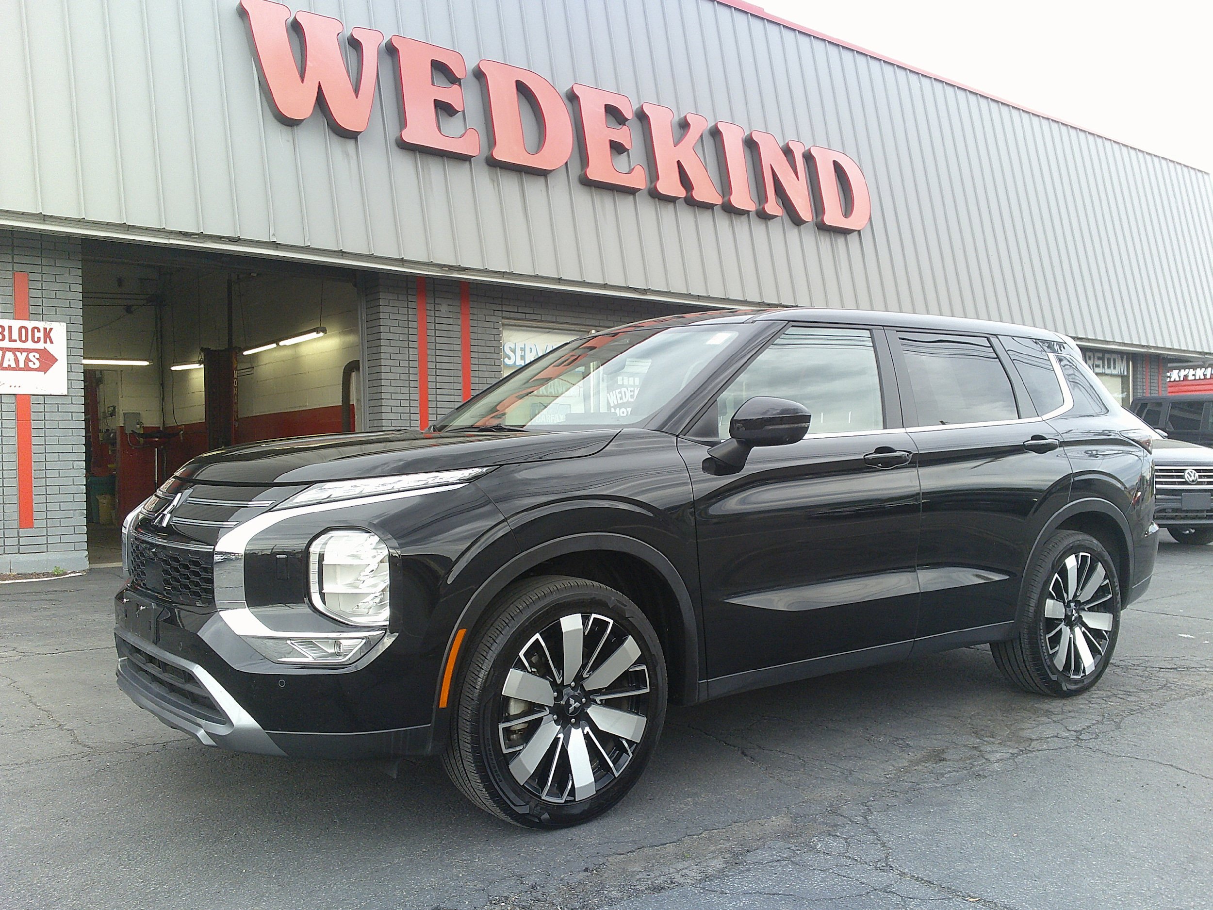 Used 2025 Mitsubishi Outlander AWD image 1