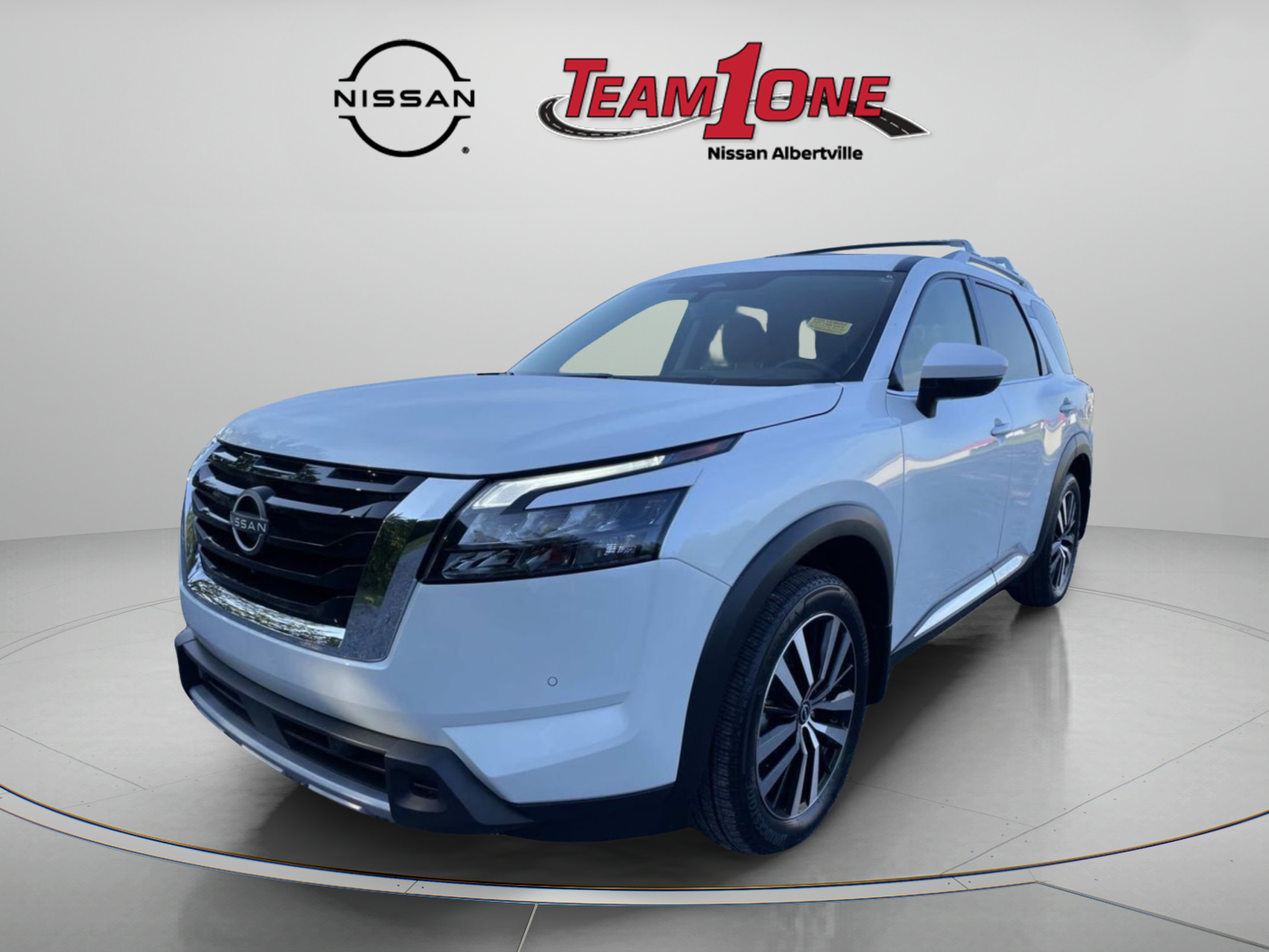 Used 2025 Nissan Pathfinder Platinum w/ Cargo Package FWD image 4