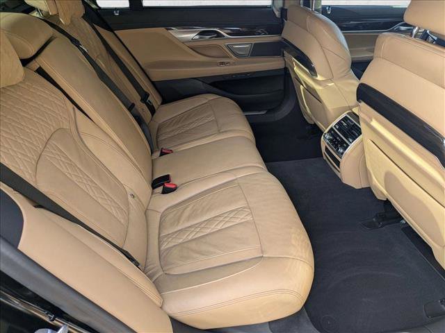 Used 2022 BMW 740i image 21