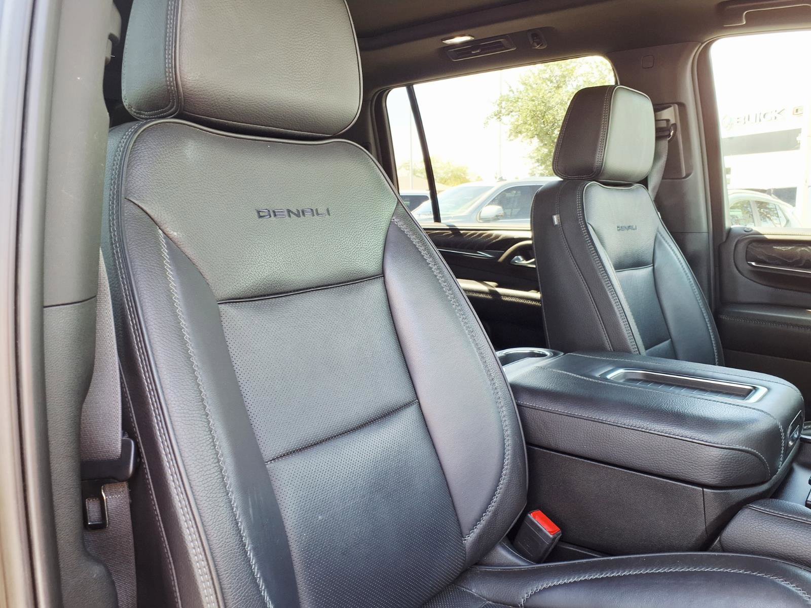Used 2023 GMC Yukon XL Denali image 12