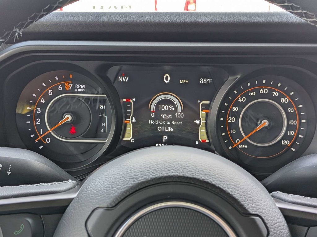 Used 2025 Jeep Gladiator Rubicon w/ Convenience Group AWD/4WD image 23