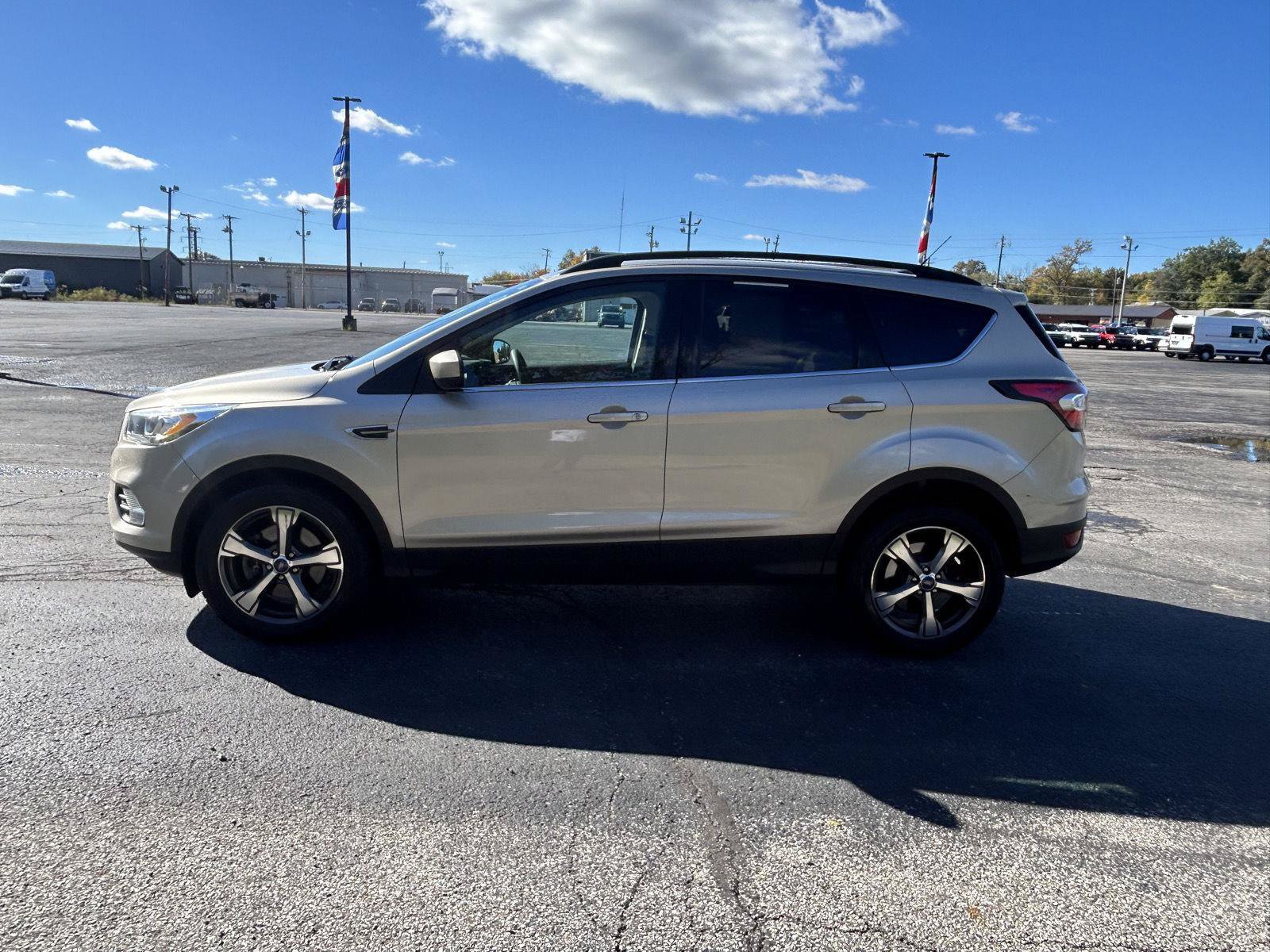 Used 2017 Ford Escape SE w/ Equipment Group 201A AWD/4WD image 2