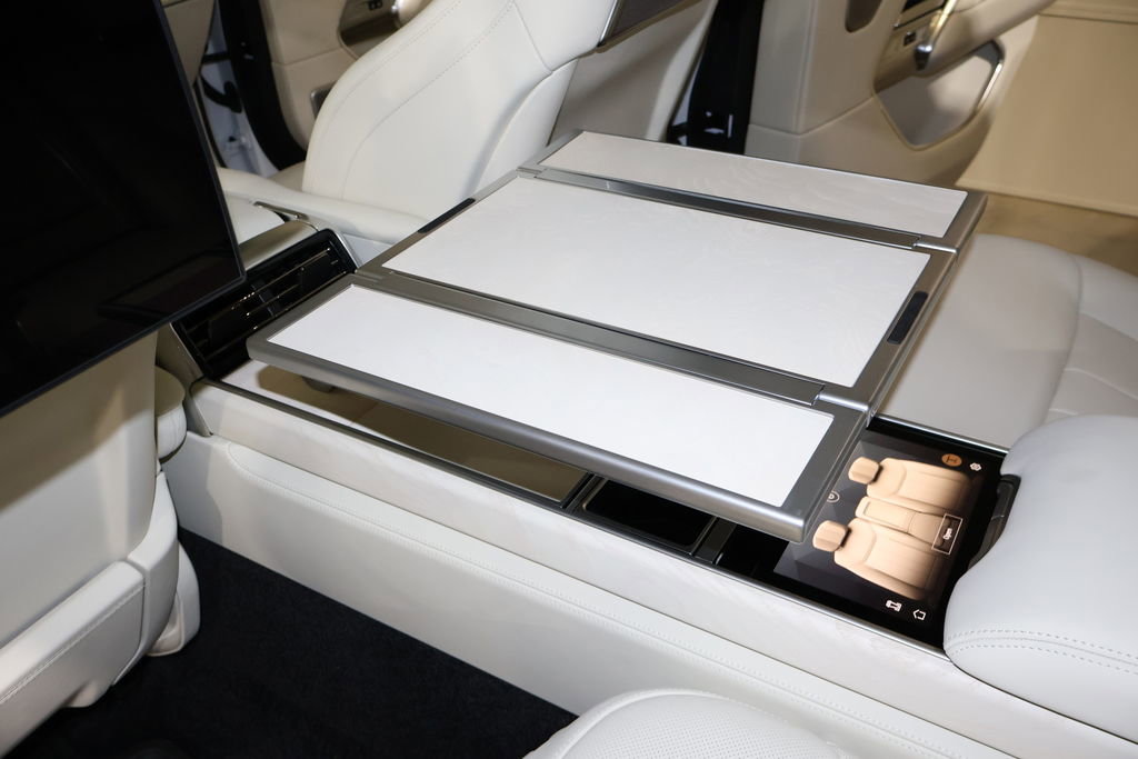 Used 2024 Land Rover Range Rover Long Wheelbase SE image 44