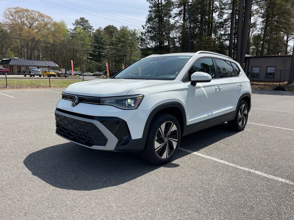 Used 2025 Volkswagen Taos SE AWD/4WD image 2