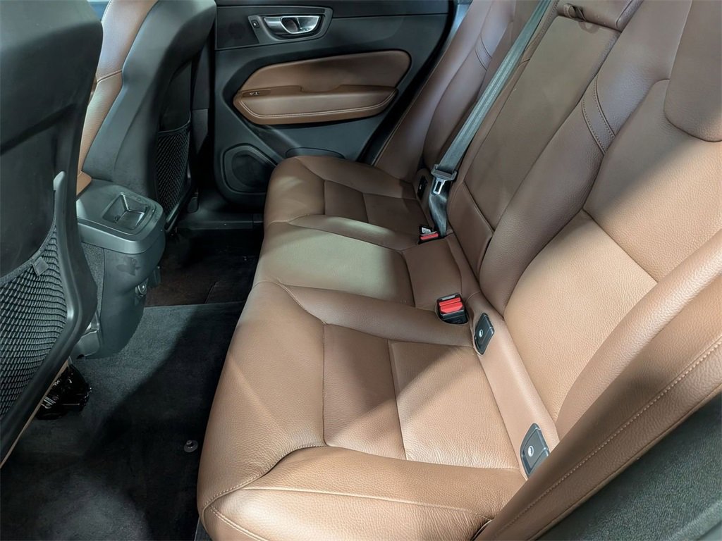 Used 2023 Volvo XC60 B5 Plus image 23