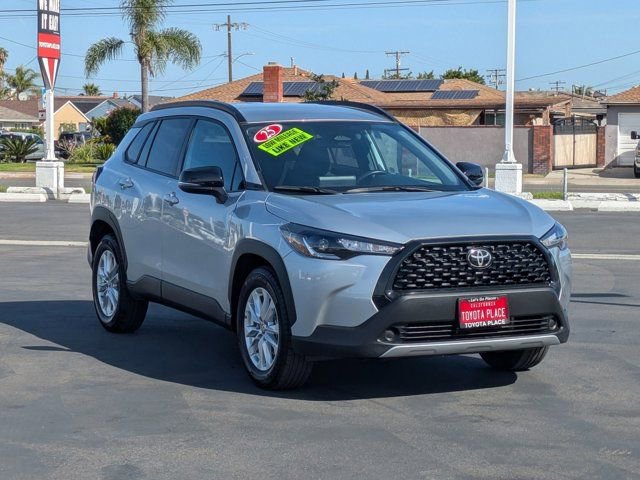 Used 2025 Toyota Corolla Cross LE image 3