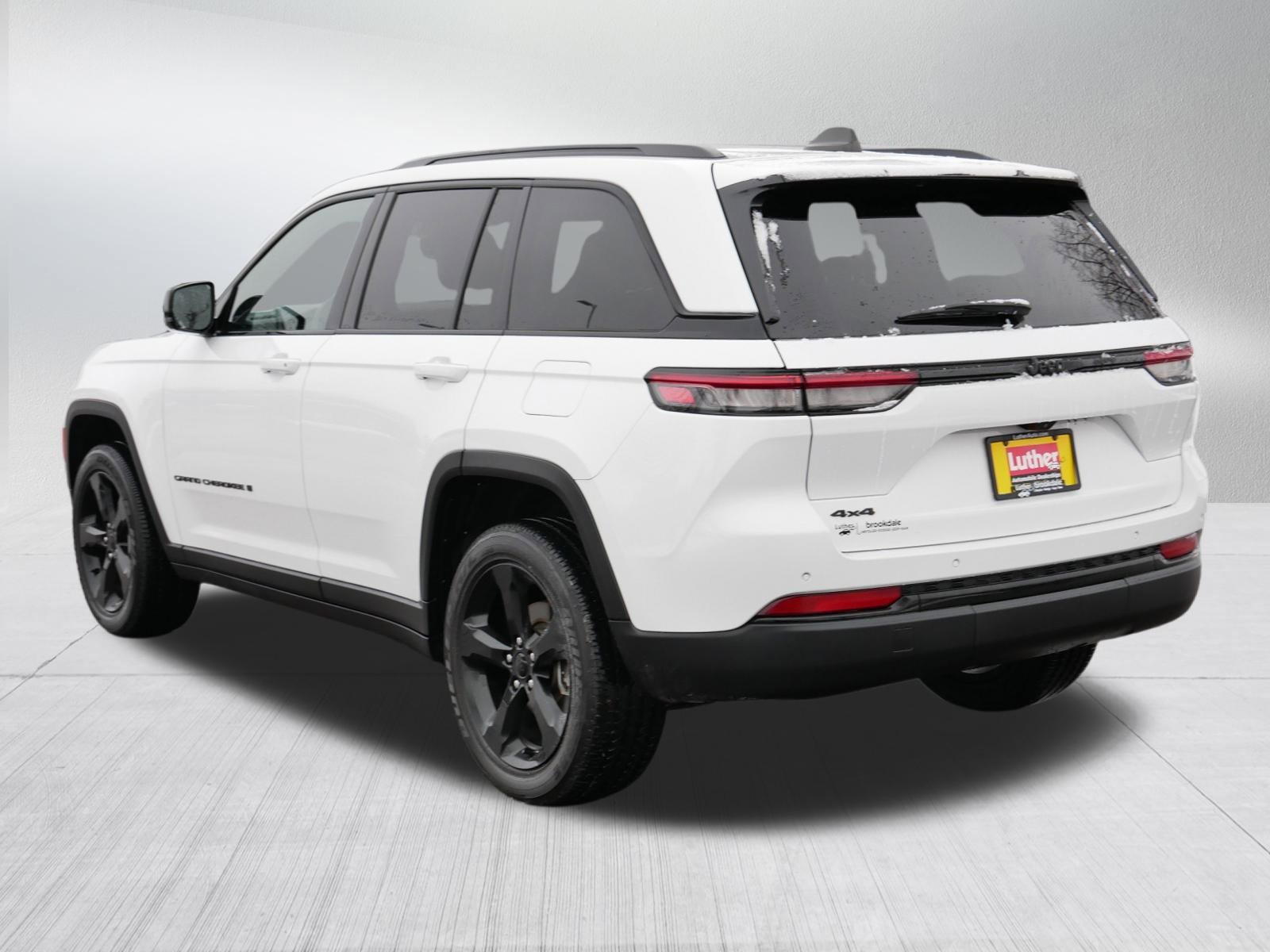 Used 2023 Jeep Grand Cherokee Altitude image 5