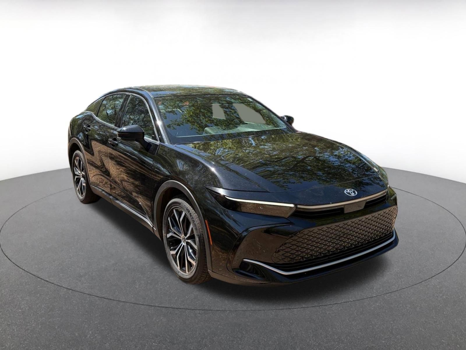 Used 2025 Toyota Crown XLE image 1