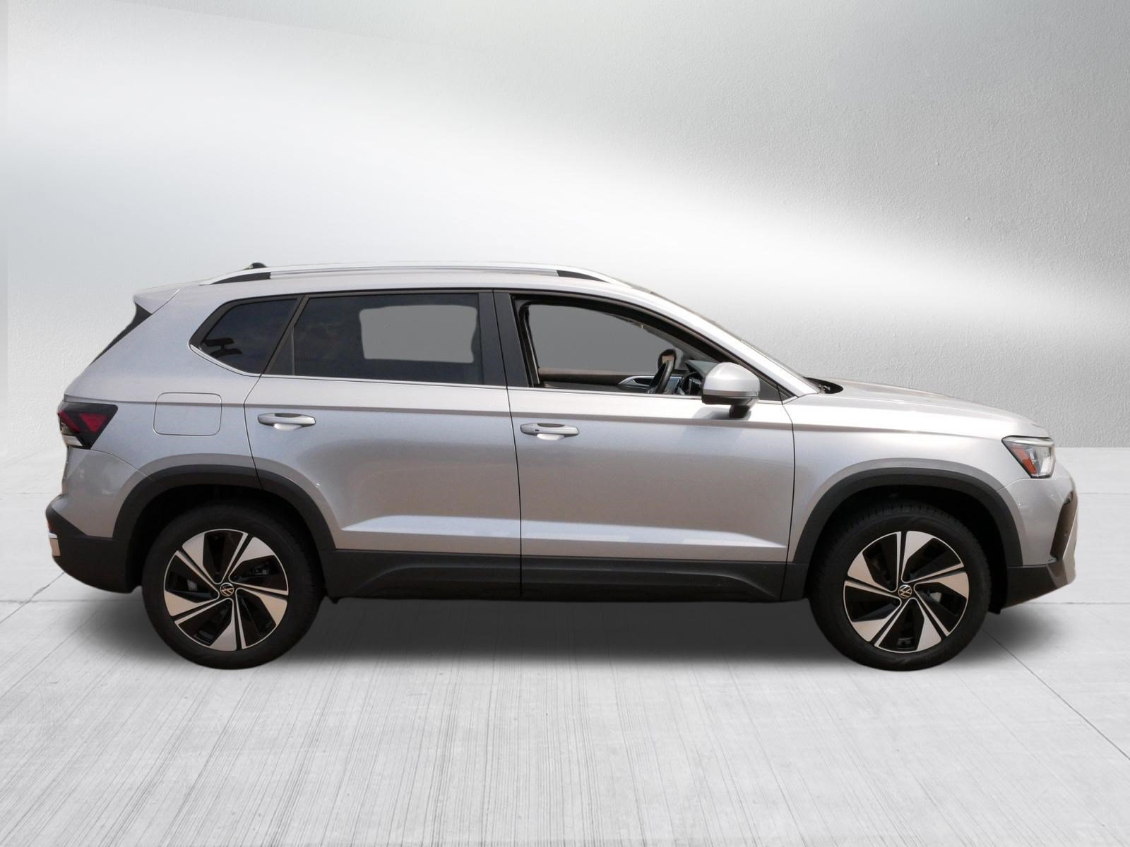 Used 2025 Volkswagen Taos SE w/ Panoramic Sunroof Package AWD/4WD image 8