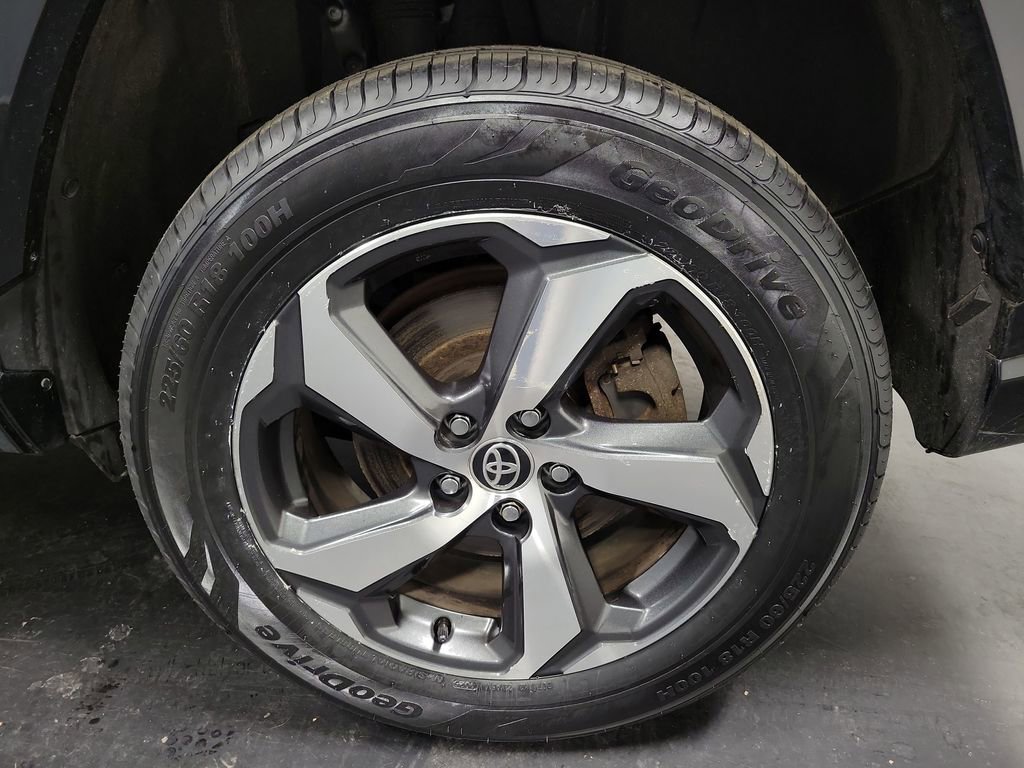 Used 2021 Toyota RAV4 SE image 10