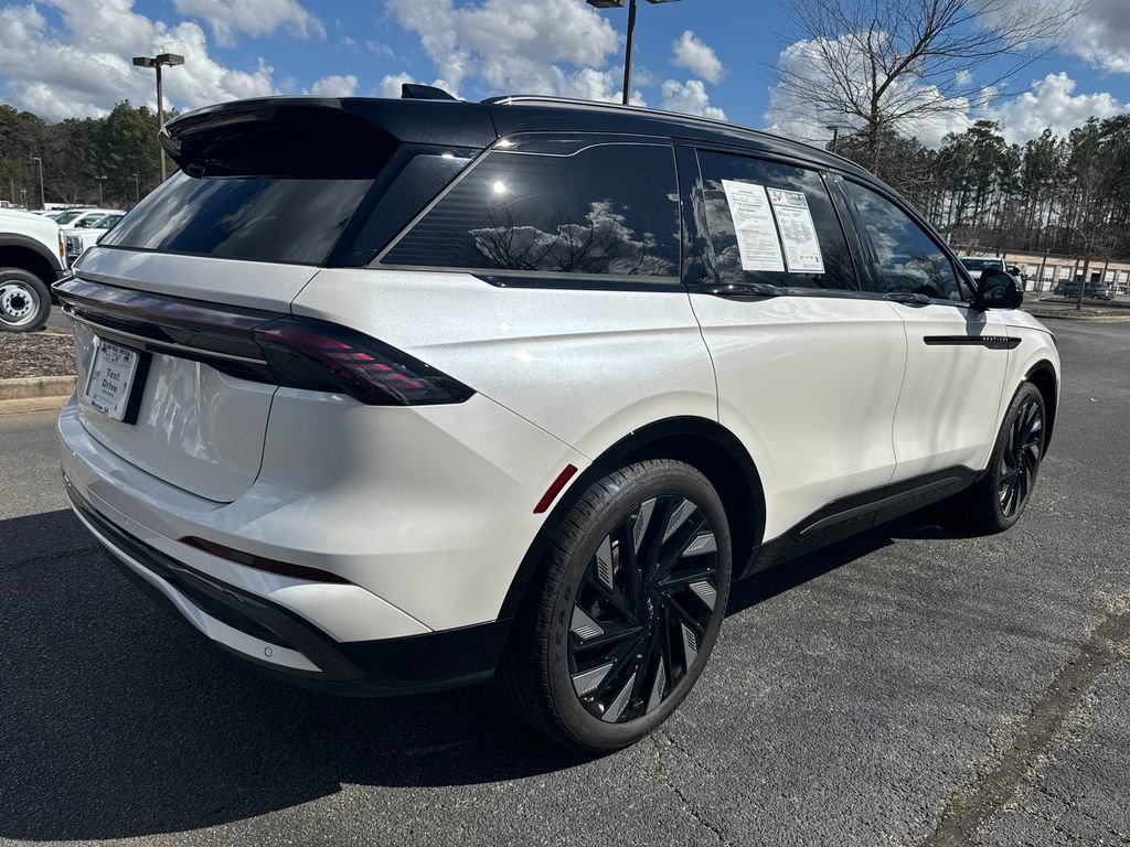 Used 2025 Lincoln Nautilus Reserve image 5