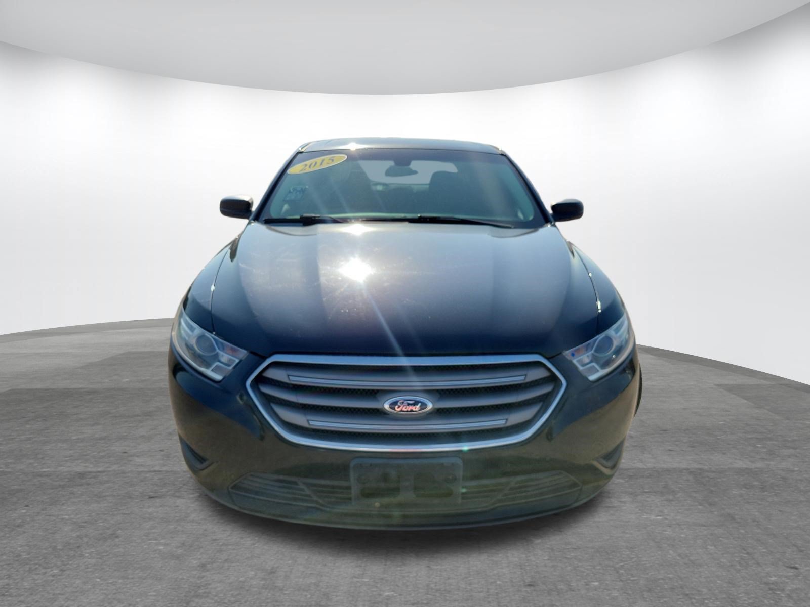 Used 2015 Ford Taurus SE FWD image 2