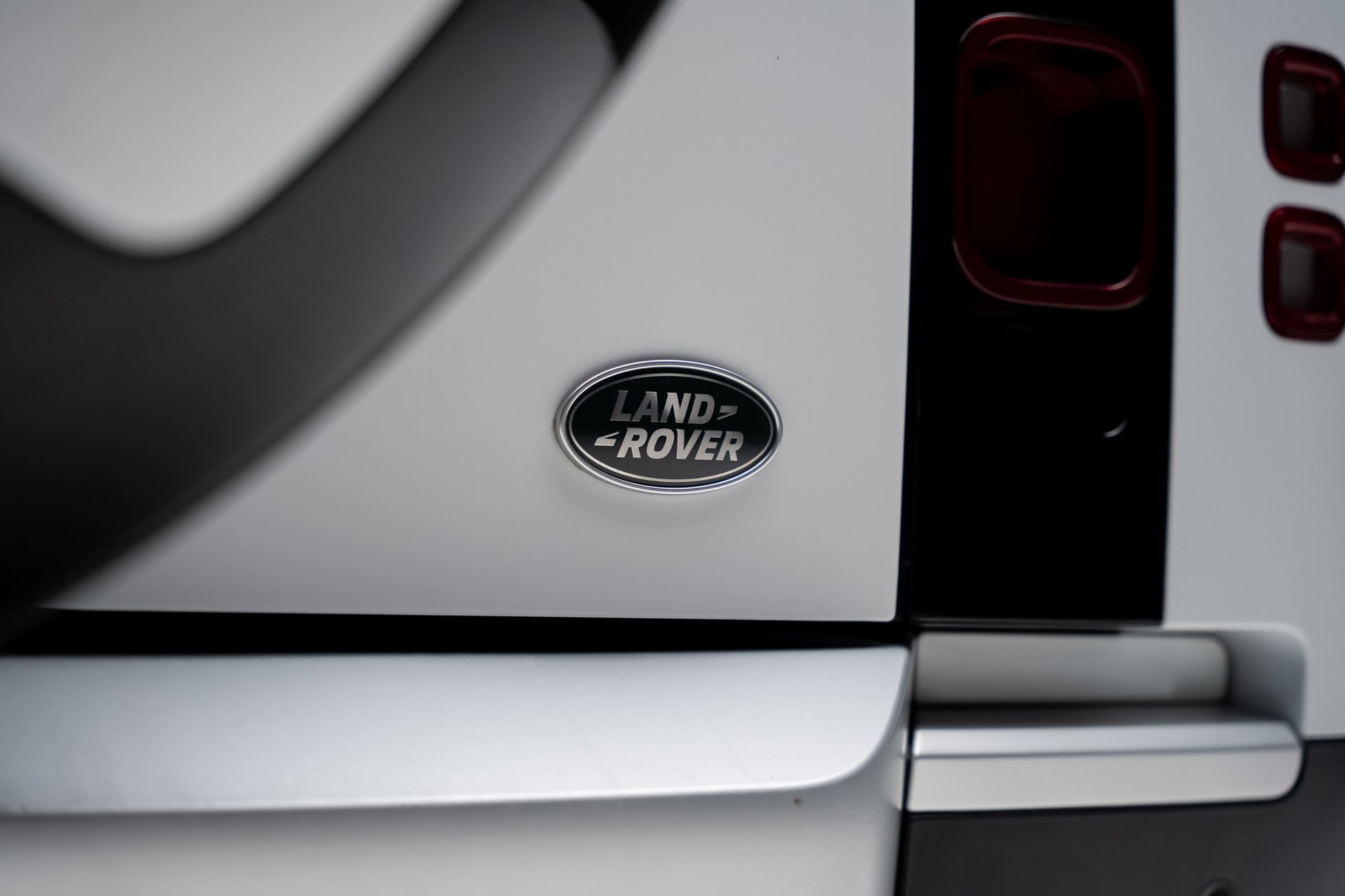 Used 2023 Land Rover Defender 130 SE image 33