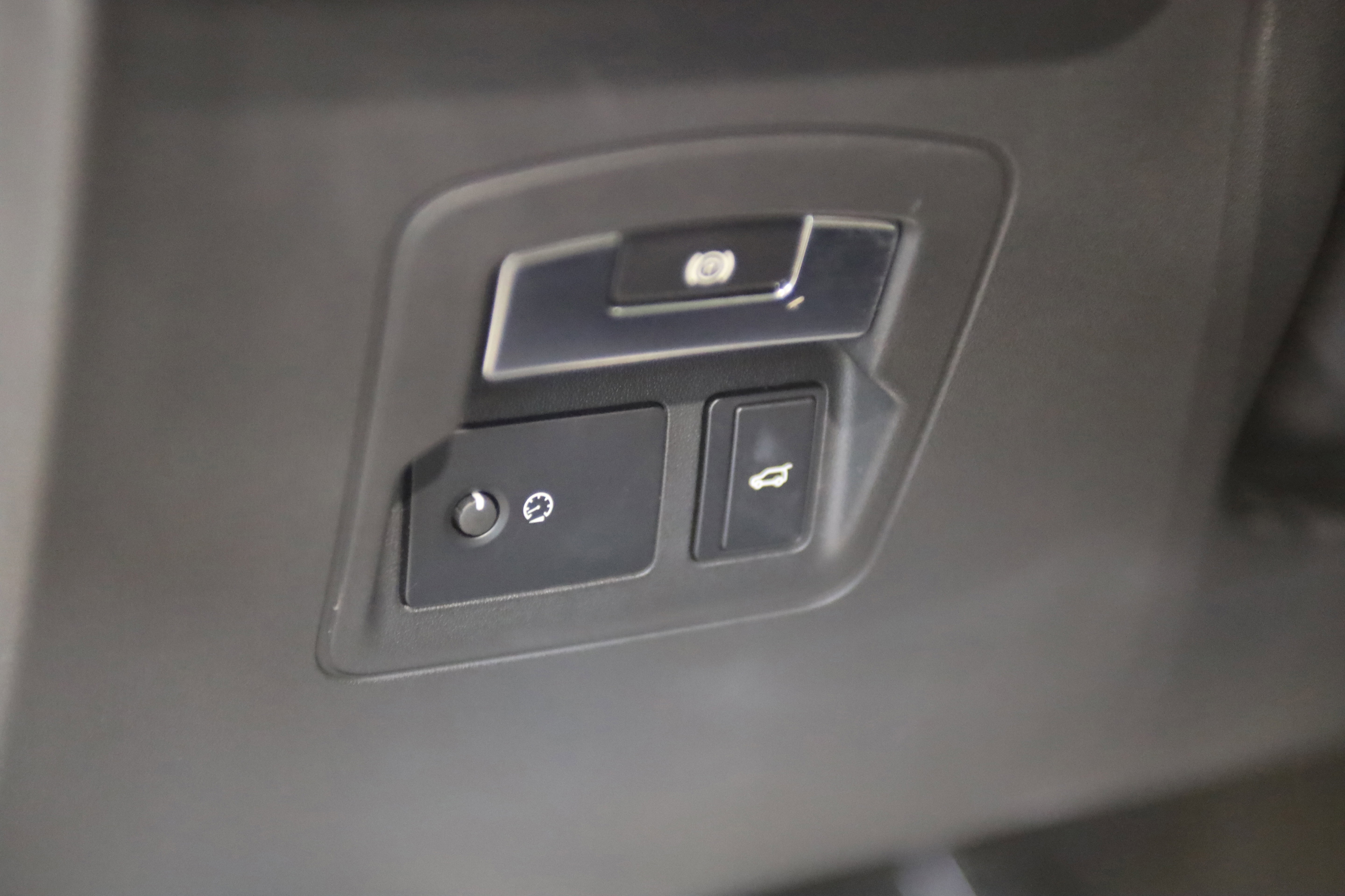 Used 2019 Land Rover Range Rover Velar R-Dynamic SE image 19