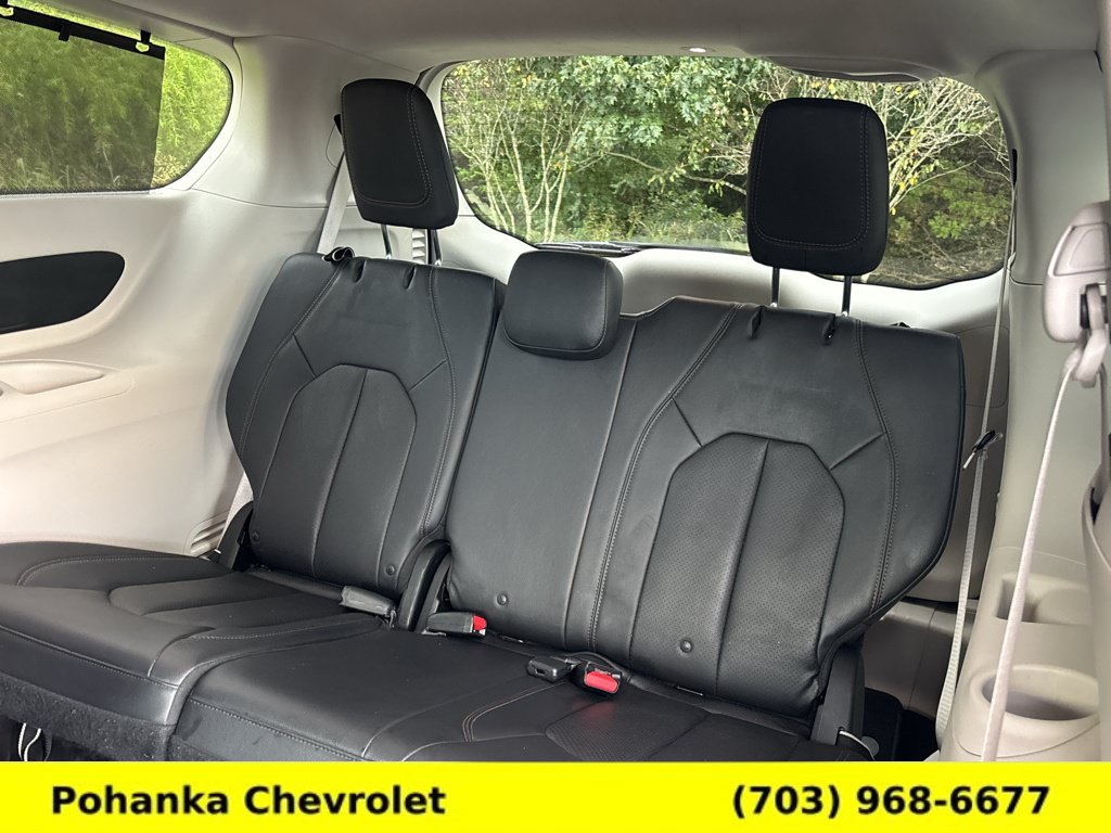 Used 2018 Chrysler Pacifica Touring-L w/ Tire & Wheel Group FWD image 24