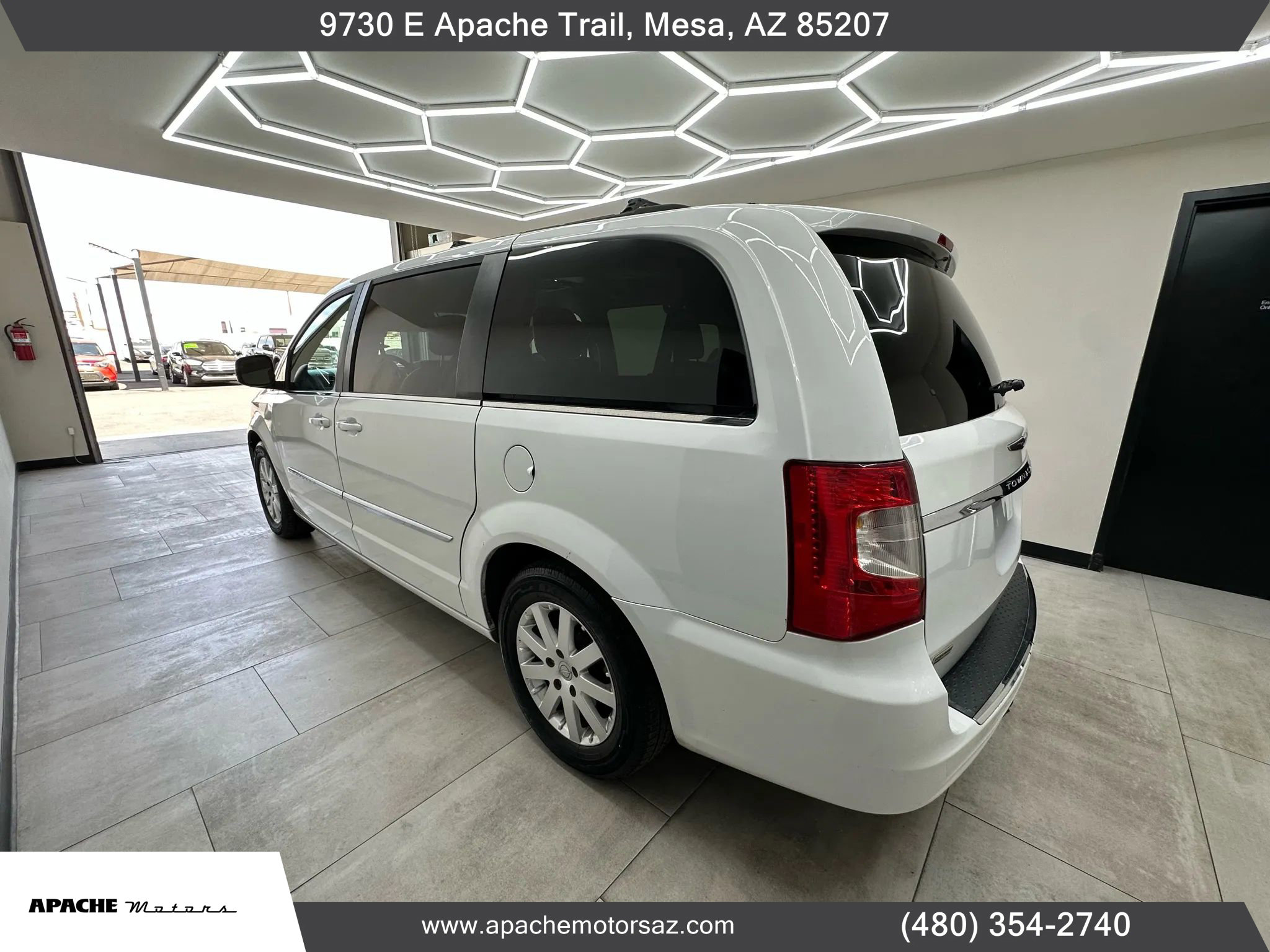 Used 2014 Chrysler Town & Country Touring image 10