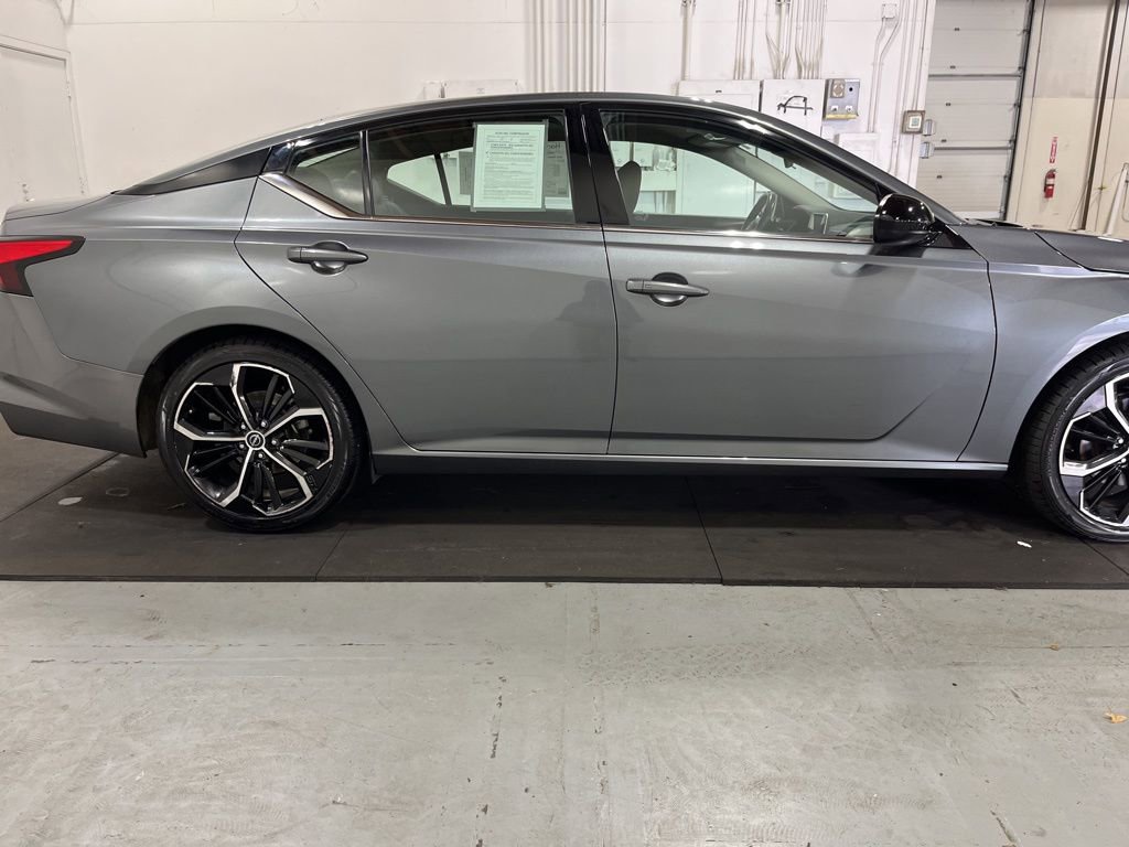 Used 2023 Nissan Altima 2.5 SR FWD image 9