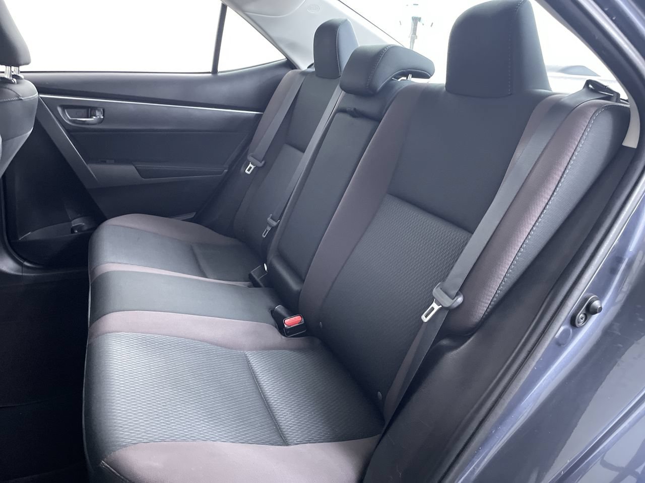 Used 2018 Toyota Corolla LE FWD image 19