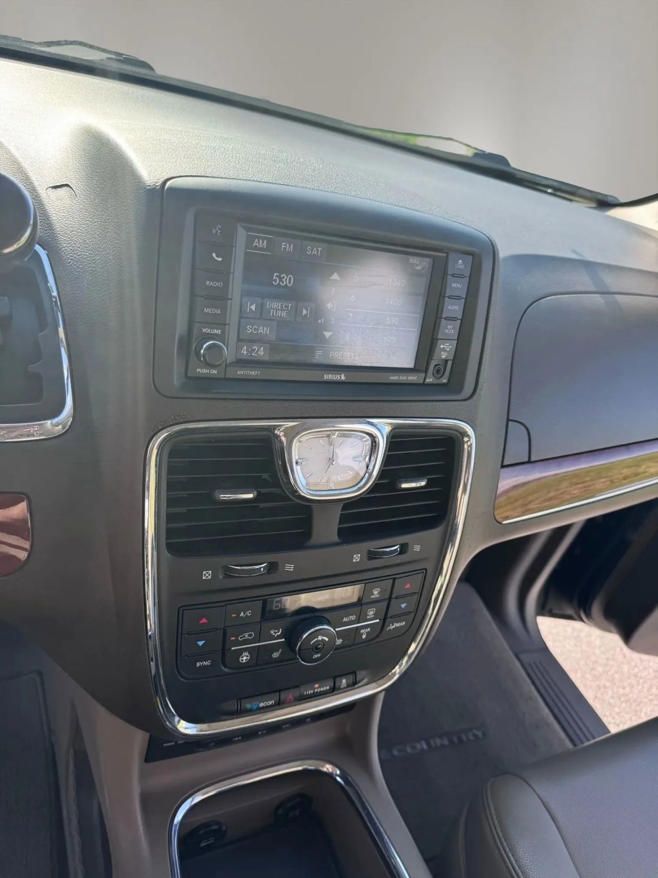Used 2014 Chrysler Town & Country Touring-L w/ Driver Convenience Group FWD image 24