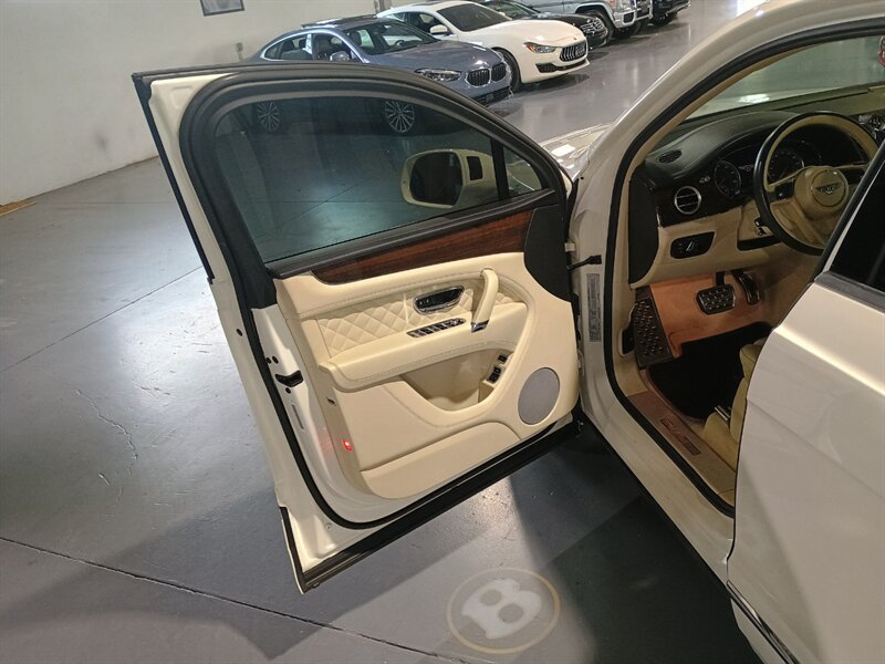 Used 2020 Bentley Bentayga AWD/4WD image 12
