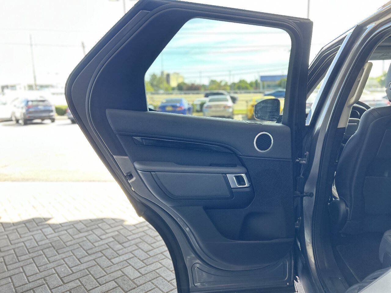 Used 2018 Land Rover Discovery SE AWD/4WD image 45
