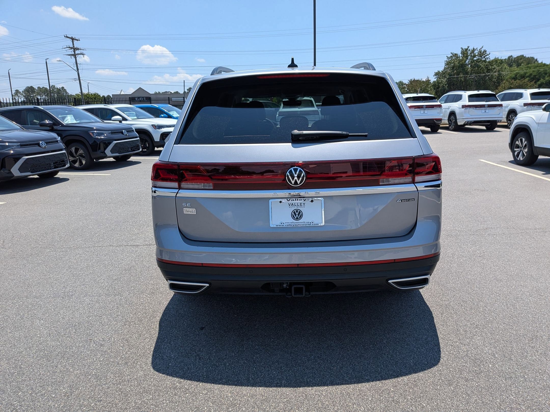 Used 2025 Volkswagen Atlas SE AWD/4WD image 4