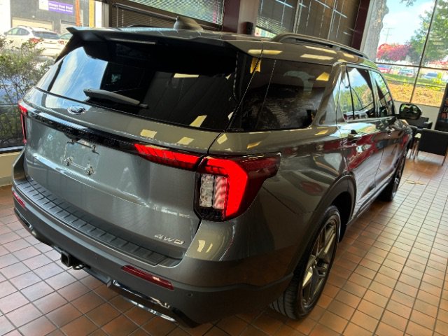Used 2025 Ford Explorer ST-Line w/ ST-Line Street Pack AWD/4WD image 3