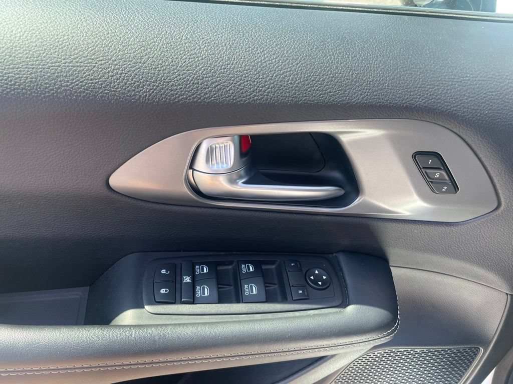 Used 2025 Chrysler Pacifica Select FWD image 11