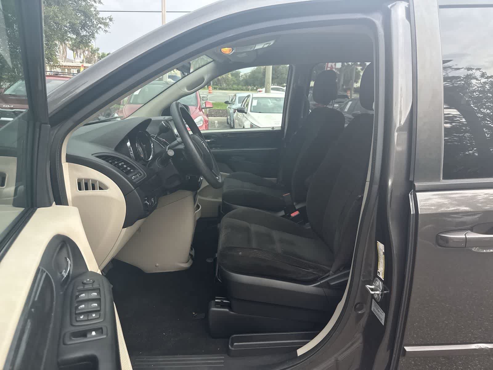 Used 2017 Dodge Grand Caravan SE w/ Power Window Group FWD image 2