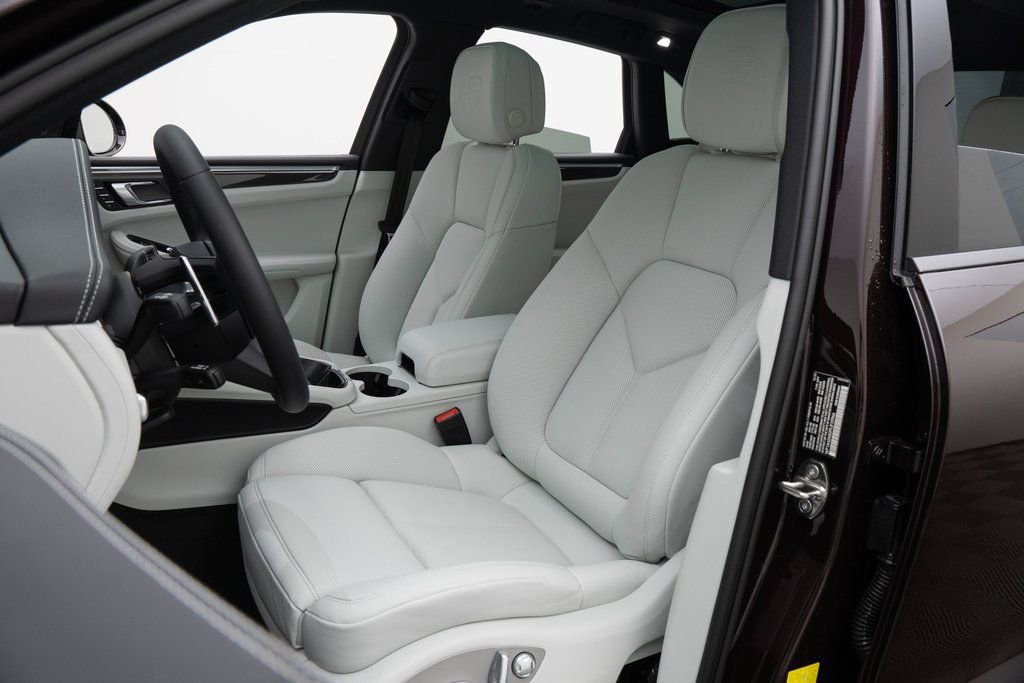Certified 2023 Porsche Macan image 15