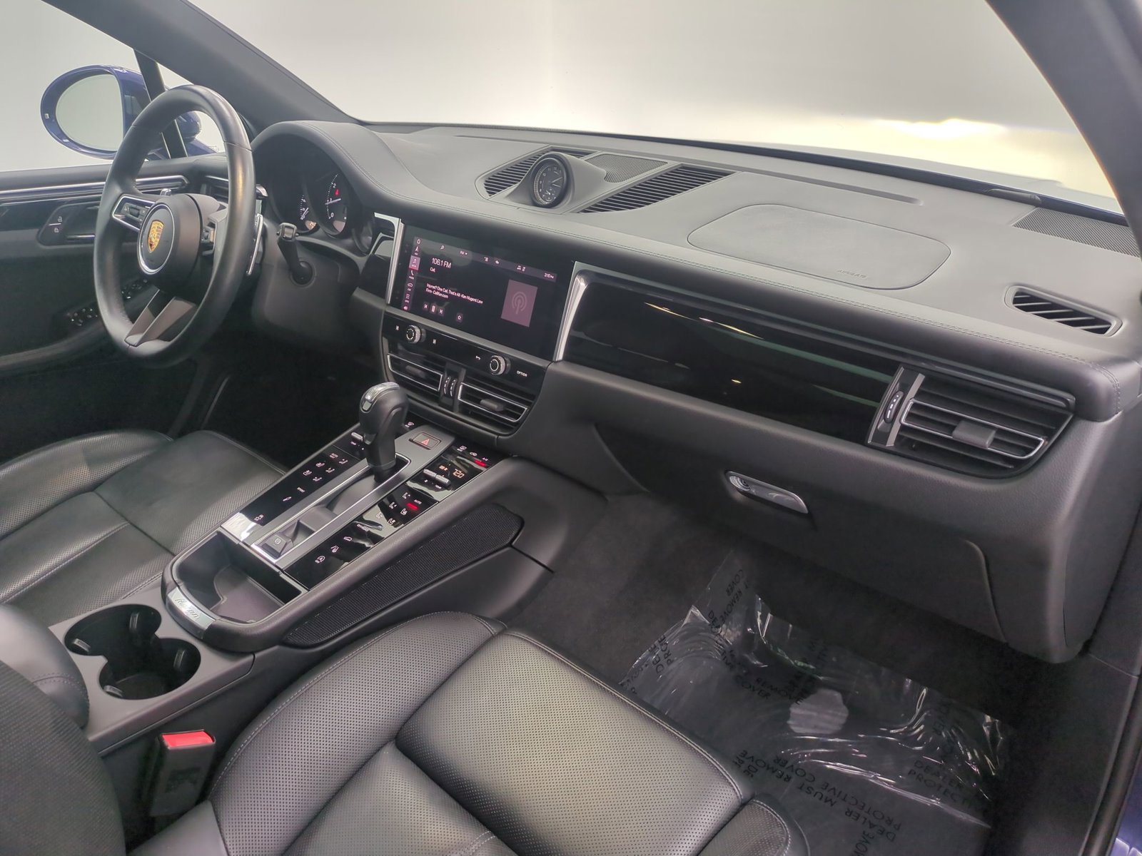 Certified 2022 Porsche Macan AWD/4WD image 26
