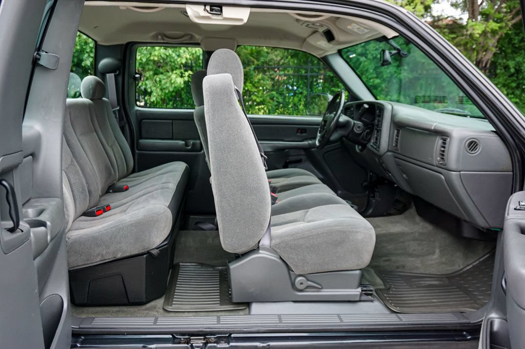 Used 2004 Chevrolet Silverado 2500 LS AWD/4WD image 27