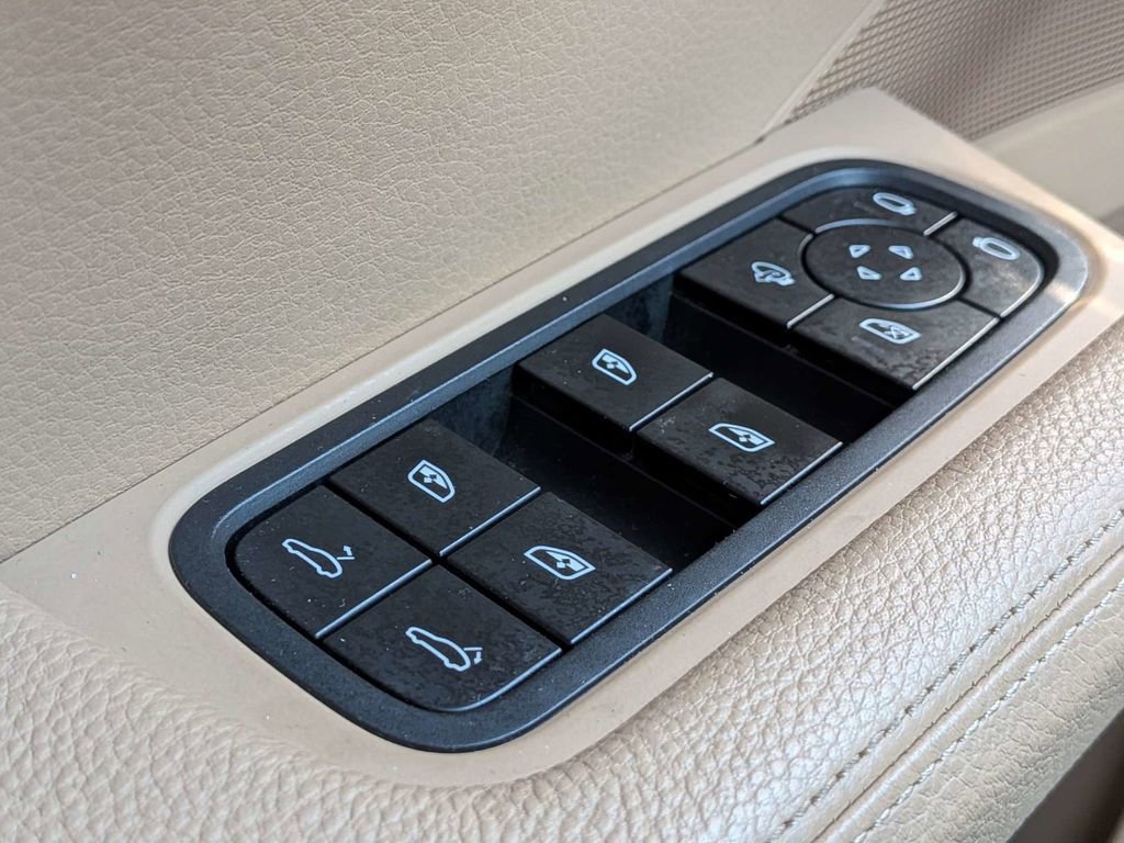 Used 2022 Porsche Cayenne Platinum Edition AWD/4WD image 25