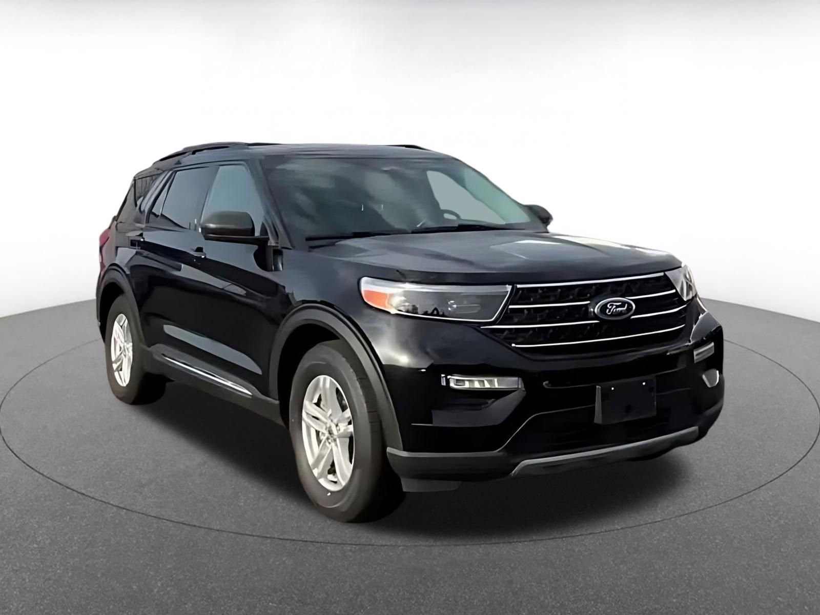 Used 2023 Ford Explorer XLT w/ Equipment Group 202A RWD image 2