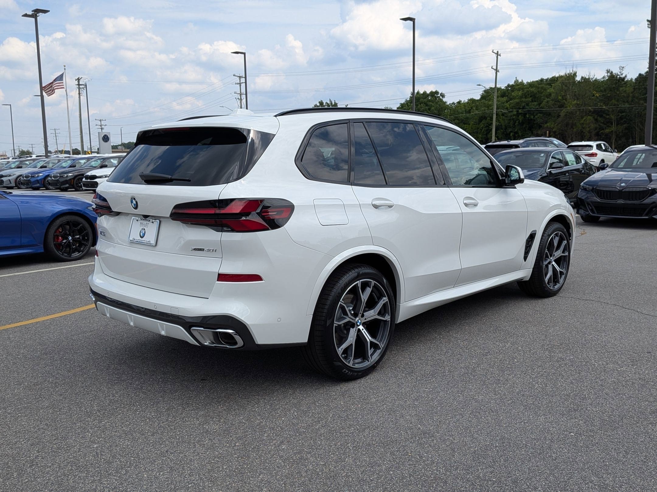 New 2026 BMW X5 xDrive40i w/ M Sport Package AWD/4WD image 3