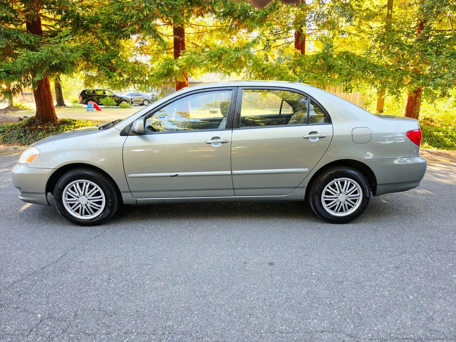 Used 2004 Toyota Corolla LE FWD image 2