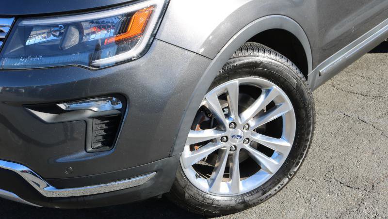 Used 2018 Ford Explorer XLT w/ Equipment Group 202A AWD/4WD image 4
