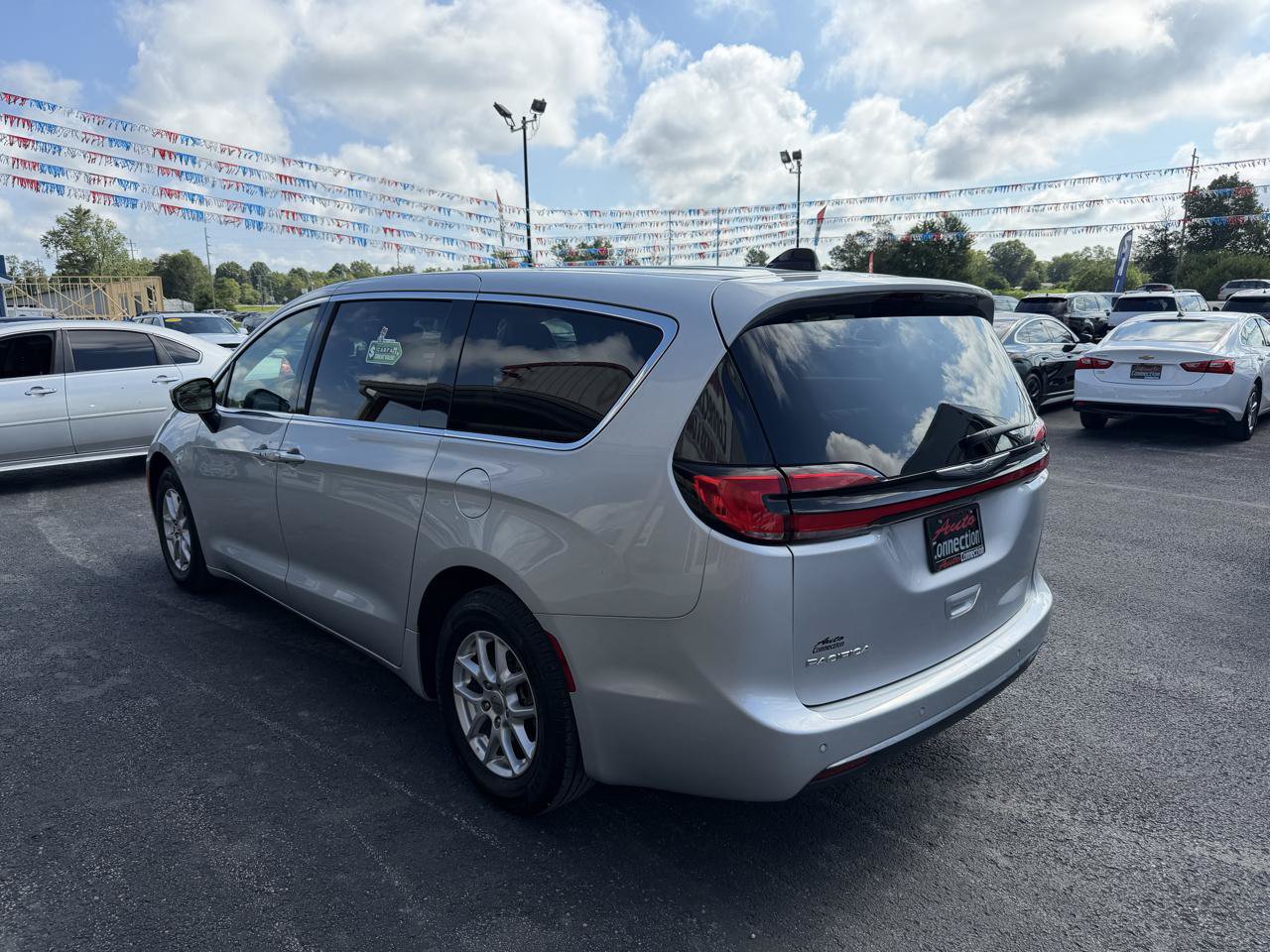 Used 2023 Chrysler Pacifica Touring-L FWD image 8