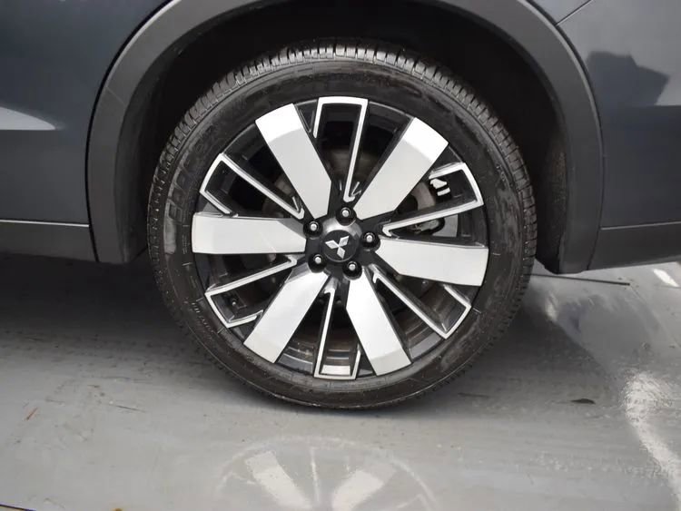 Used 2025 Mitsubishi Outlander SE image 36