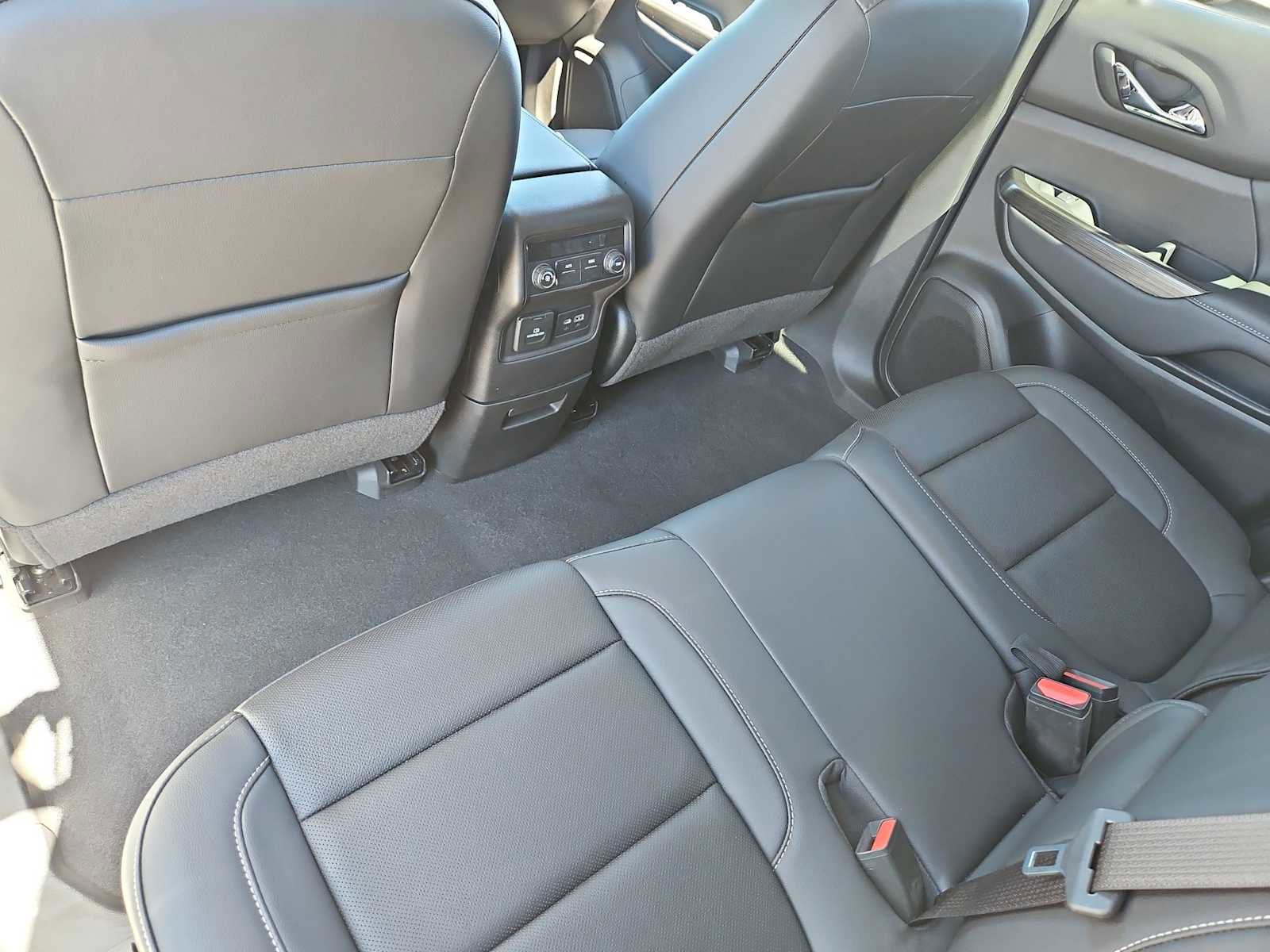 Used 2023 GMC Acadia SLT image 19