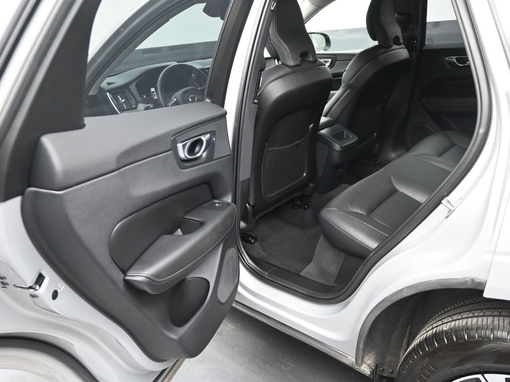 Used 2025 Volvo XC60 B5 Plus image 11