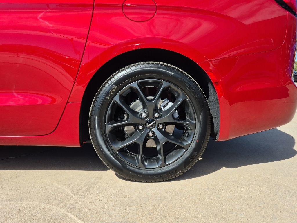 New 2025 Chrysler Pacifica Limited w/ Trailer Tow Group FWD image 10