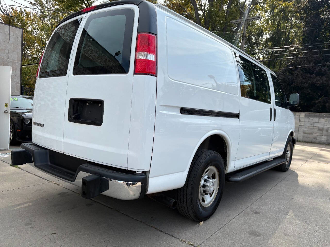 Used 2018 Chevrolet Express 2500 w/ Driver Convenience Package image 8