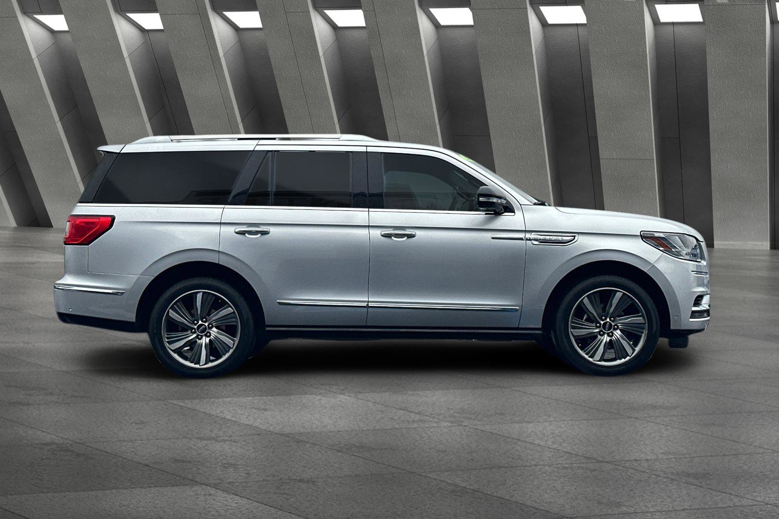 Used 2019 Lincoln Navigator Reserve image 3