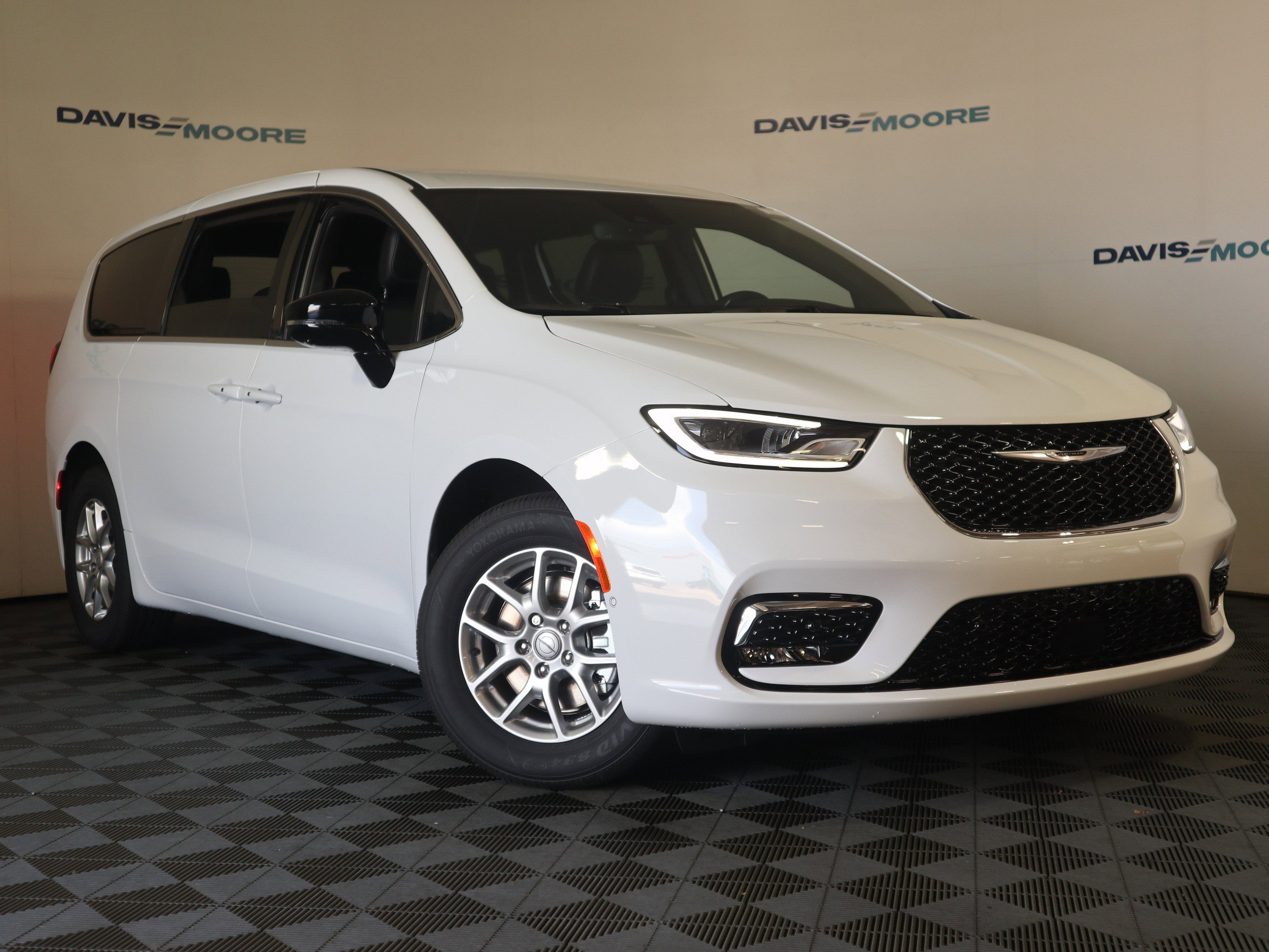 New 2026 Chrysler Pacifica Select image 2