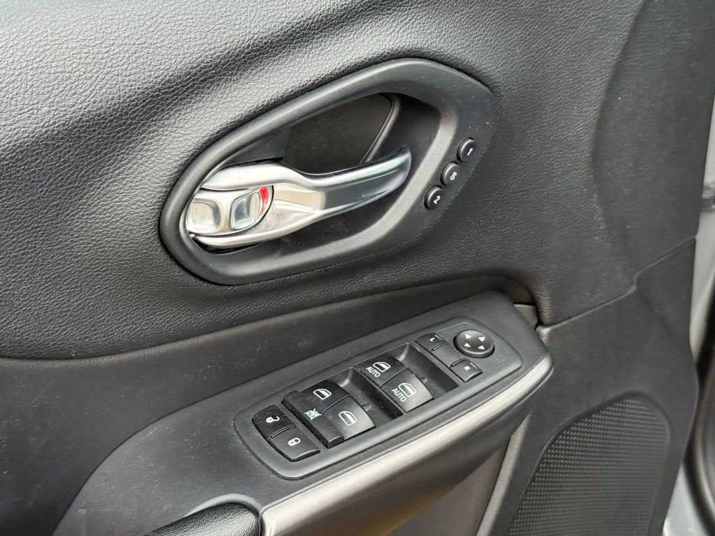 Used 2020 Jeep Cherokee Limited image 11