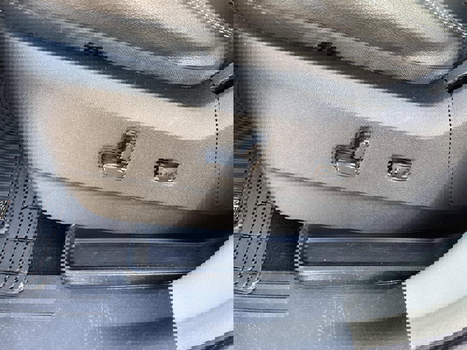 Used 2013 Chrysler Town & Country Touring image 15