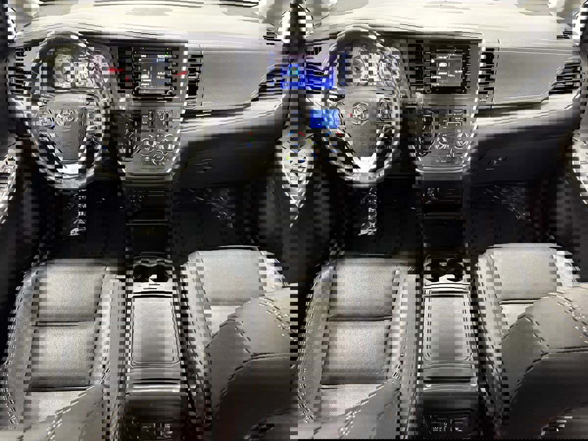 Used 2020 Toyota Sienna SE image 11